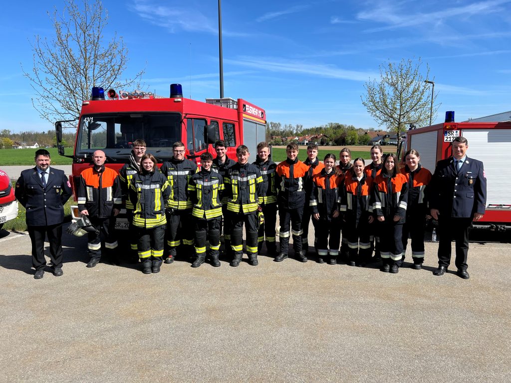 Die neu ausgebildeten Einsatzkräfte mit Ausbilder Martin Zellmer (rechts) und Michael Schröder von der FF Hofkirchen (links)